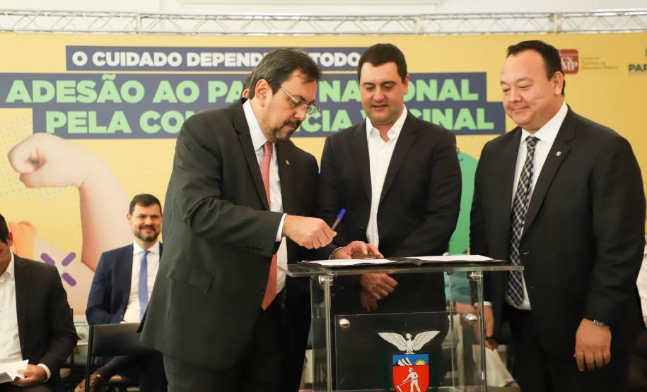 Paraná é o 1º estado a unir todos os Poderes no Pacto Nacional pela Consciência Vacinal