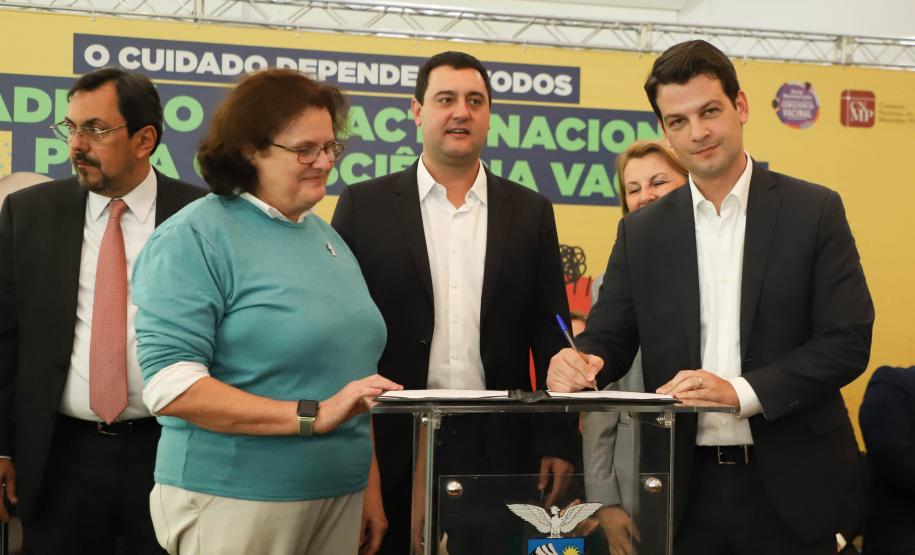 Paraná é o 1º estado a unir todos os Poderes no Pacto Nacional pela Consciência Vacinal