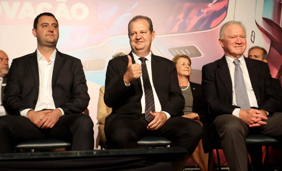 Ratinho Junior anuncia novos cursos e entrega ônibus para as universidades estaduais