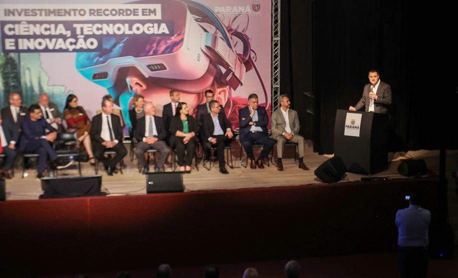 Ratinho Junior anuncia novos cursos e entrega ônibus para as universidades estaduais