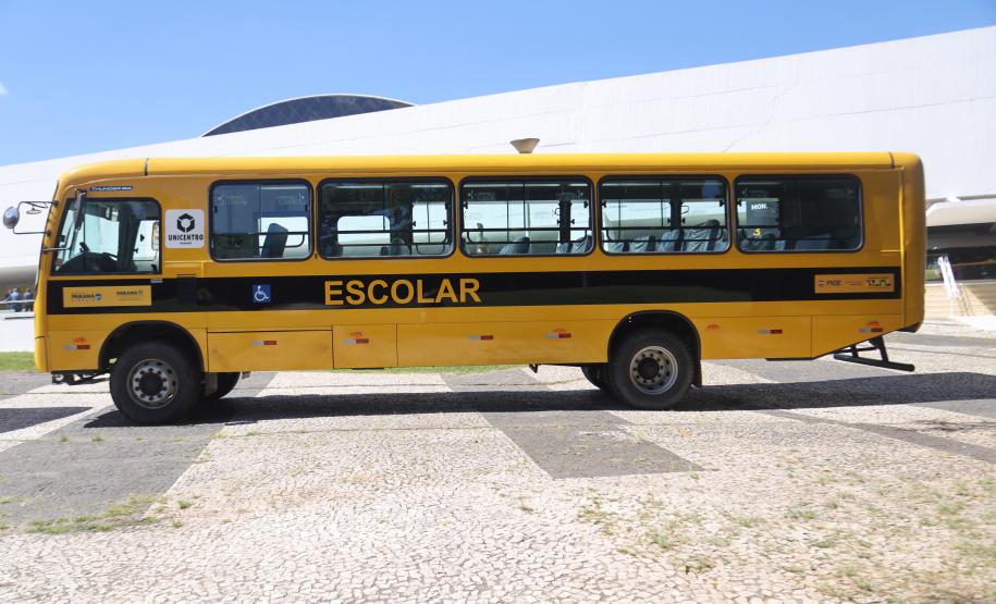 Ratinho Junior anuncia novos cursos e entrega ônibus para as universidades estaduais