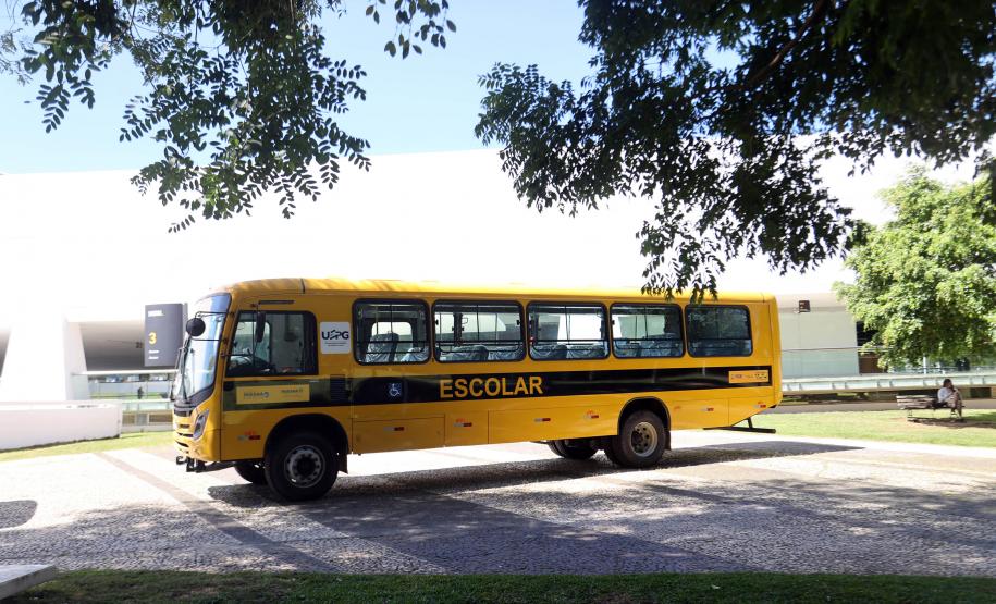 Ratinho Junior anuncia novos cursos e entrega ônibus para as universidades estaduais