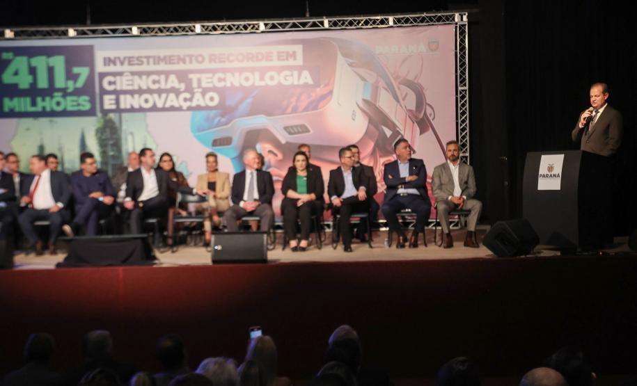 Ratinho Junior anuncia novos cursos e entrega ônibus para as universidades estaduais