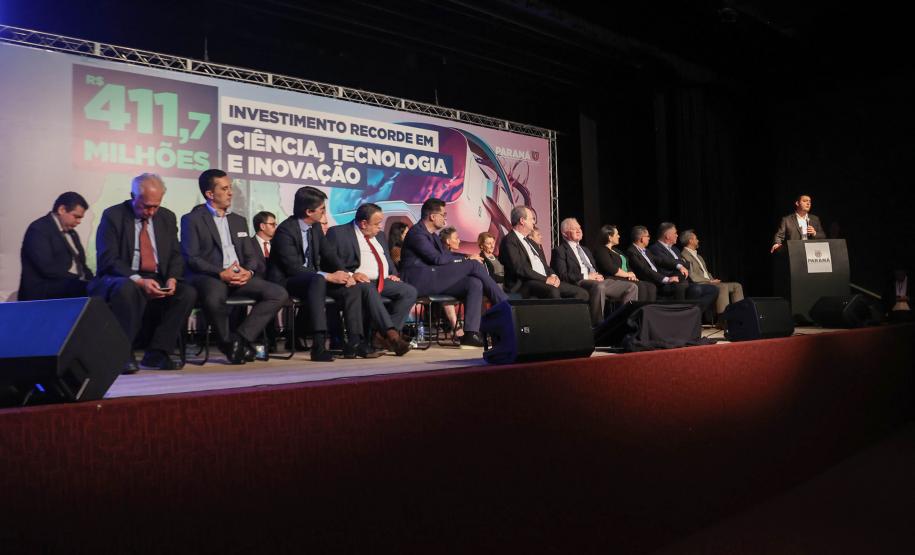 Ratinho Junior anuncia novos cursos e entrega ônibus para as universidades estaduais