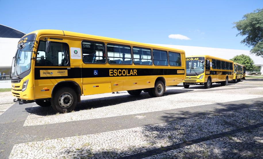 Ratinho Junior anuncia novos cursos e entrega ônibus para as universidades estaduais