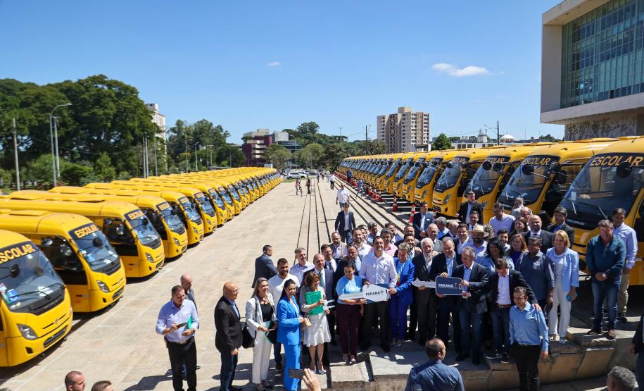 Governador entrega mais 173 ônibus escolares para a rede pública do Paraná