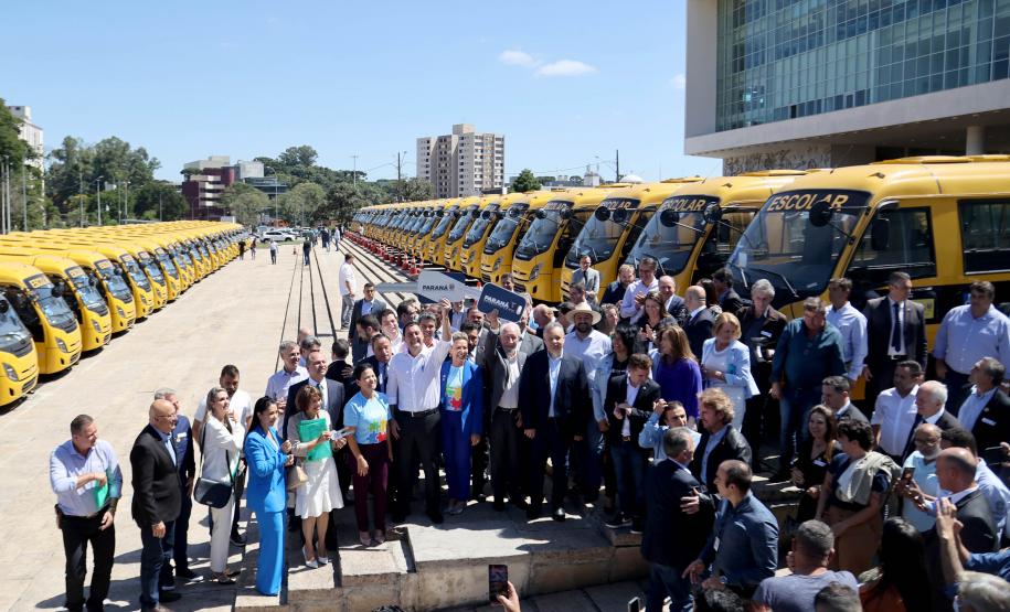 Governador entrega mais 173 ônibus escolares para a rede pública do Paraná