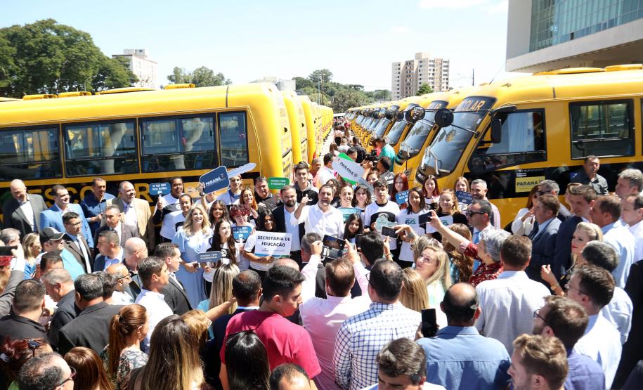 O governador Carlos Massa Ratinho Junior entregou nesta segunda-feira (03) mais 173 ônibus escolares do programa Caminho da Escola. Os veículos foram adquiridos por aproximadamente R$ 58,5 milhões em recursos do Governo do Estado e de emendas parlamentares por meio do Fundo Nacional de Desenvolvimento Educacional (FNDE).