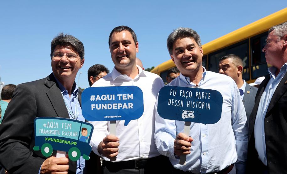Governador entrega mais 173 ônibus escolares para a rede pública do Paraná