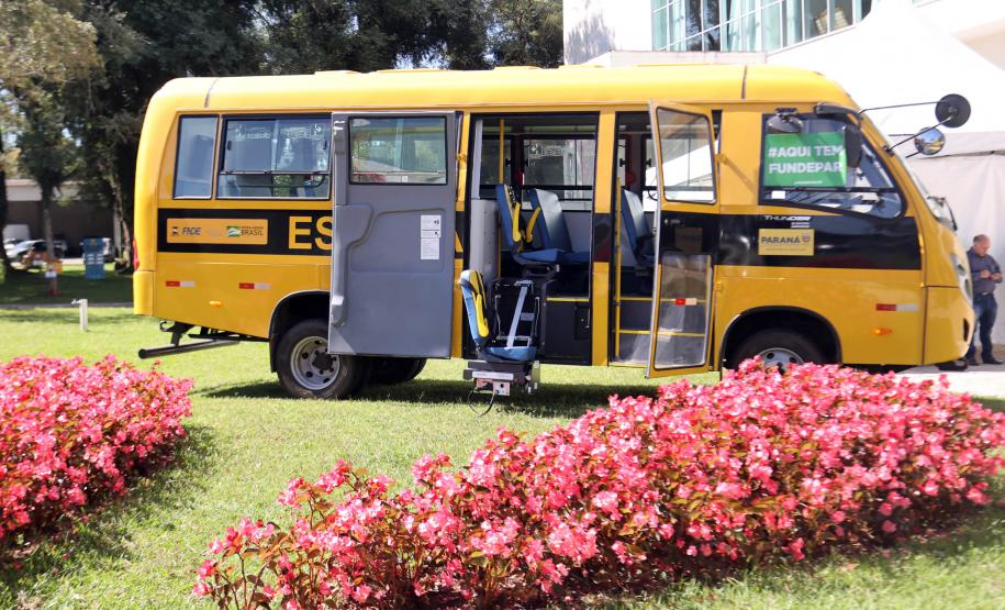 Governador entrega mais 173 ônibus escolares para a rede pública do Paraná