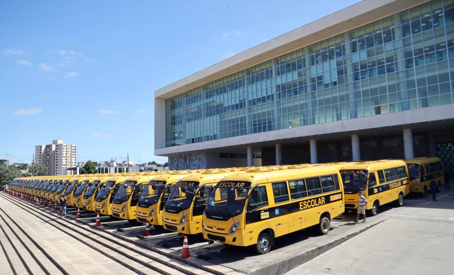 Governador entrega mais 173 ônibus escolares para a rede pública do Paraná