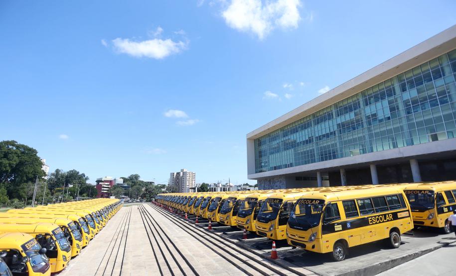 Governador entrega mais 173 ônibus escolares para a rede pública do Paraná