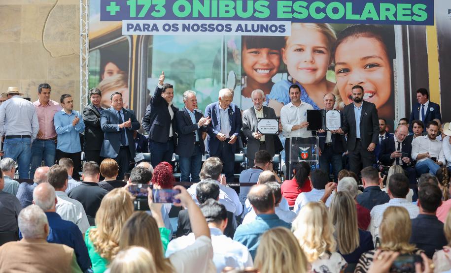 O governador Carlos Massa Ratinho Junior entregou nesta segunda-feira (03) mais 173 ônibus escolares do programa Caminho da Escola. Os veículos foram adquiridos por aproximadamente R$ 58,5 milhões em recursos do Governo do Estado e de emendas parlamentares por meio do Fundo Nacional de Desenvolvimento Educacional (FNDE).
