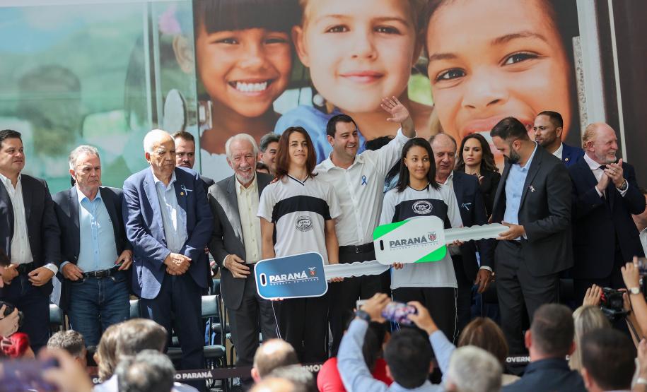 Governador entrega mais 173 ônibus escolares para a rede pública do Paraná