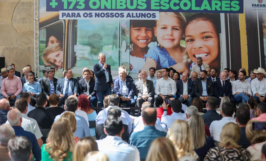 Governador entrega mais 173 ônibus escolares para a rede pública do Paraná