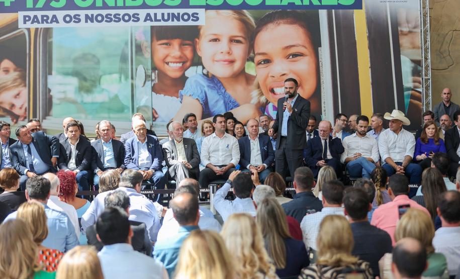 Governador entrega mais 173 ônibus escolares para a rede pública do Paraná
