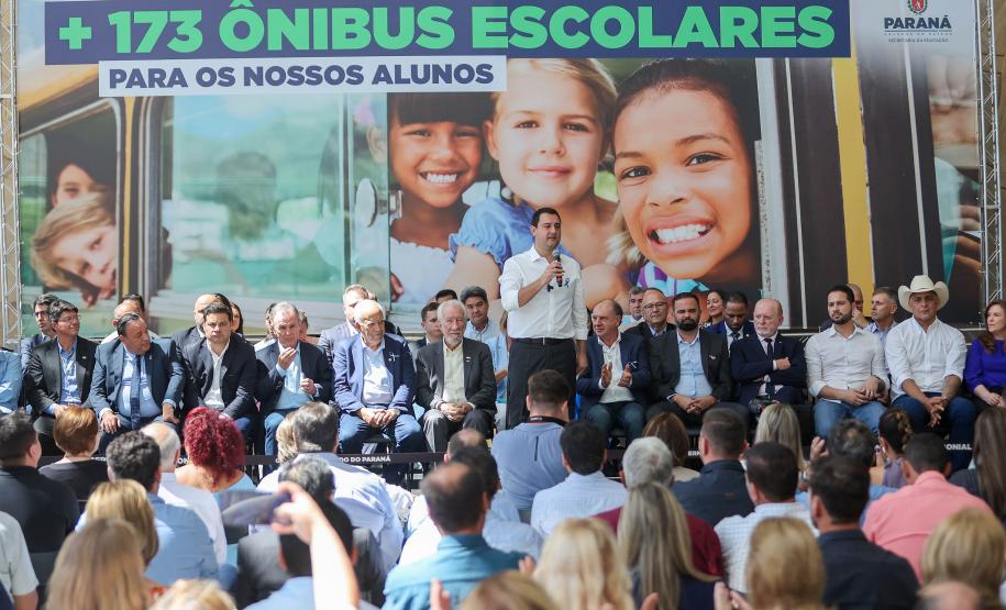 Governador entrega mais 173 ônibus escolares para a rede pública do Paraná