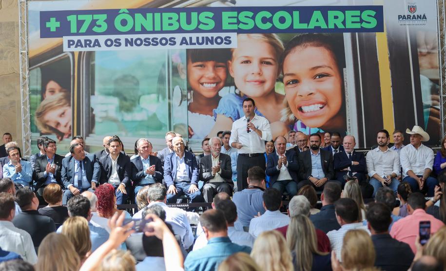 Governador entrega mais 173 ônibus escolares para a rede pública do Paraná
