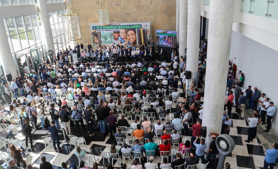 Governador entrega mais 173 ônibus escolares para a rede pública do Paraná