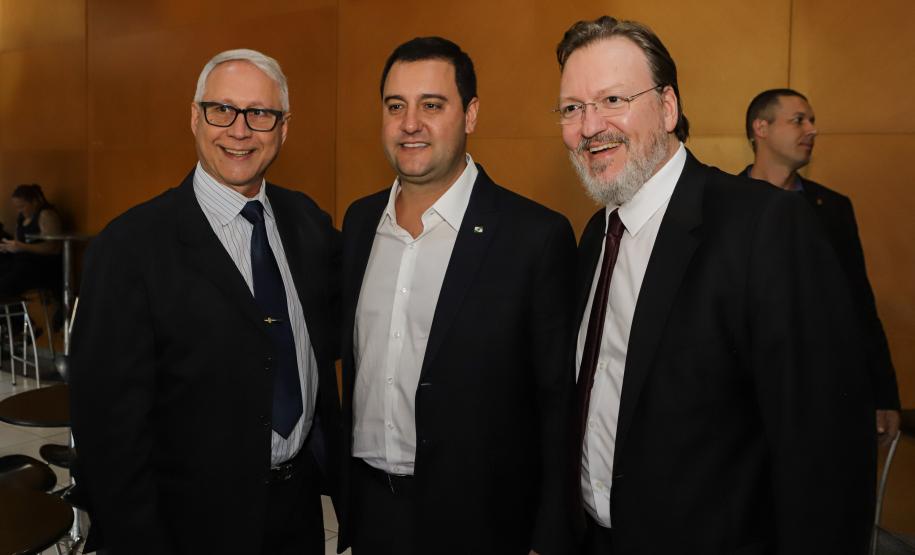 Governador destaca atuação conjunta entre Estado e municípios na posse da AMP