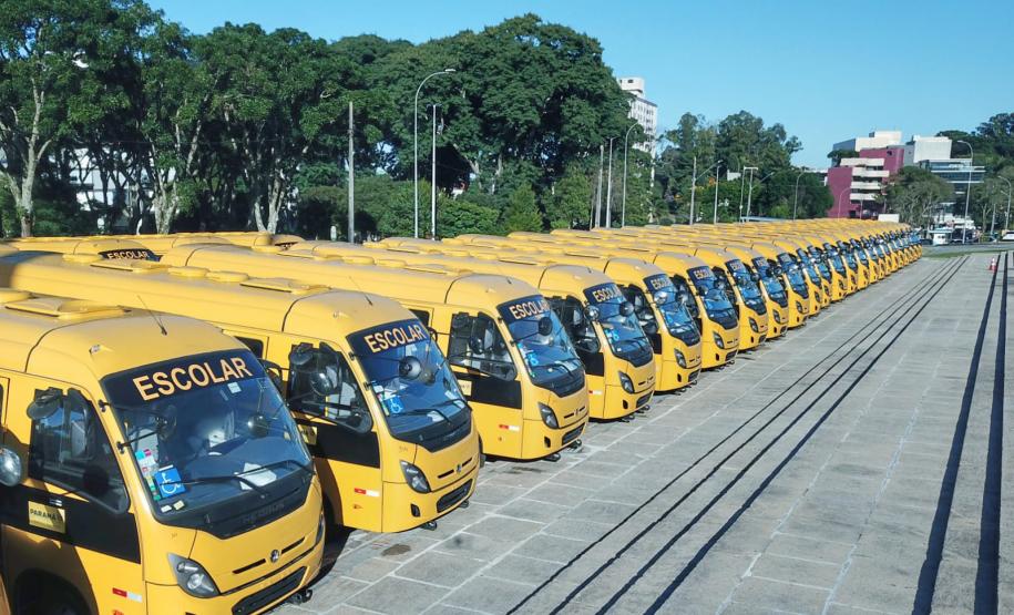Governador entrega mais 173 ônibus escolares para a rede pública do Paraná