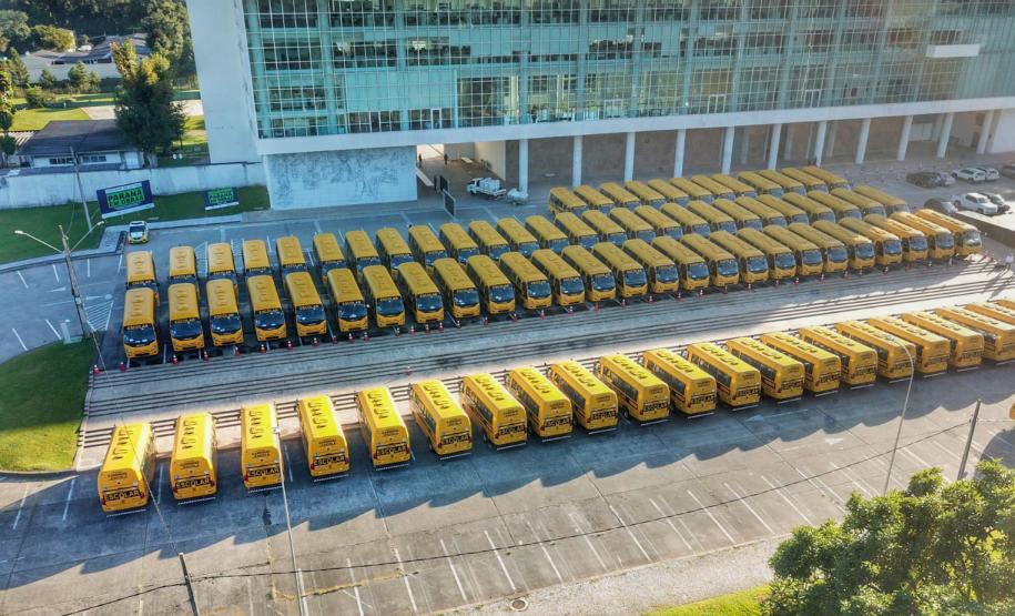 Governador entrega mais 173 ônibus escolares para a rede pública do Paraná