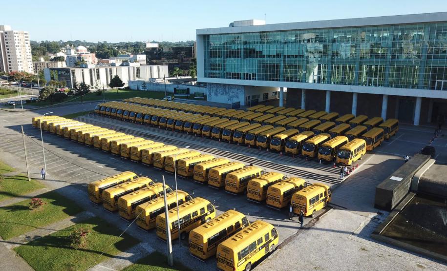 Governador entrega mais 173 ônibus escolares para a rede pública do Paraná
