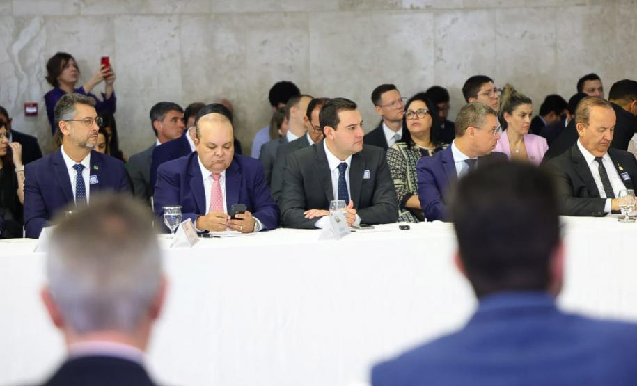 O governador Carlos Massa Ratinho Junior participou nesta terça-feira (18) de uma reunião com o governo federal, líderes dos demais Poderes da República, governadores e vice-governadores dos outros 25 estados e do Distrito Federal, em Brasília.