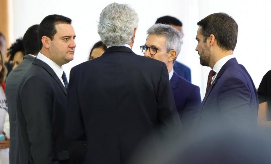 O governador Carlos Massa Ratinho Junior participou nesta terça-feira (18) de uma reunião com o governo federal, líderes dos demais Poderes da República, governadores e vice-governadores dos outros 25 estados e do Distrito Federal, em Brasília.