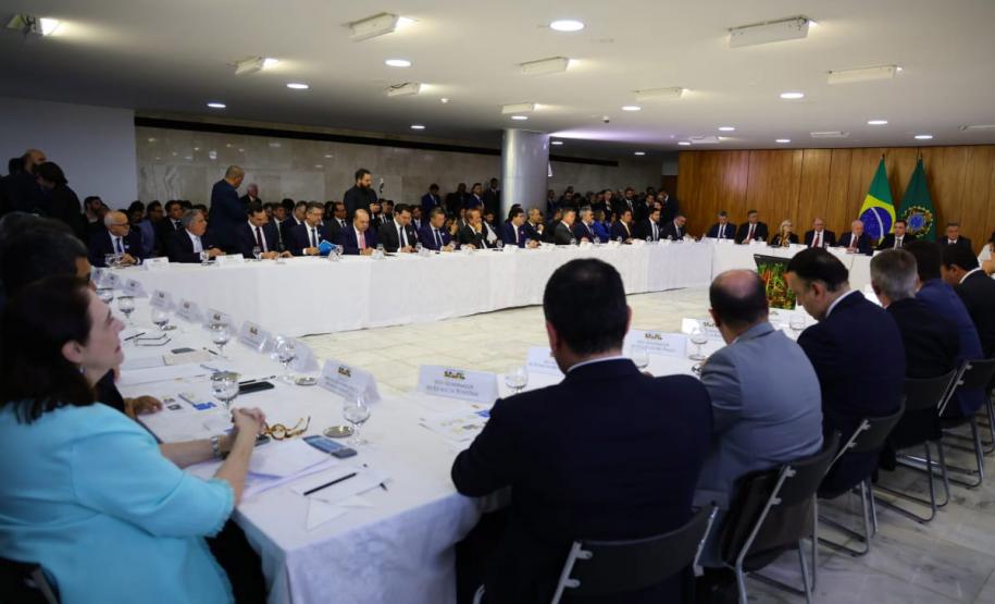 O governador Carlos Massa Ratinho Junior participou nesta terça-feira (18) de uma reunião com o governo federal, líderes dos demais Poderes da República, governadores e vice-governadores dos outros 25 estados e do Distrito Federal, em Brasília.