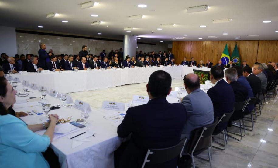 O governador Carlos Massa Ratinho Junior participou nesta terça-feira (18) de uma reunião com o governo federal, líderes dos demais Poderes da República, governadores e vice-governadores dos outros 25 estados e do Distrito Federal, em Brasília.
