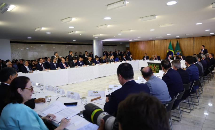 O governador Carlos Massa Ratinho Junior participou nesta terça-feira (18) de uma reunião com o governo federal, líderes dos demais Poderes da República, governadores e vice-governadores dos outros 25 estados e do Distrito Federal, em Brasília.