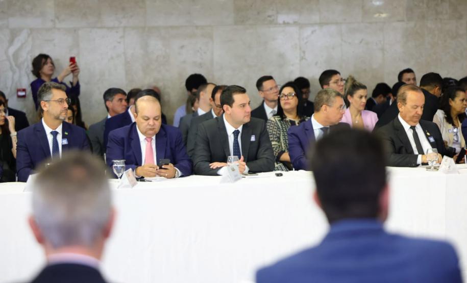 O governador Carlos Massa Ratinho Junior participou nesta terça-feira (18) de uma reunião com o governo federal, líderes dos demais Poderes da República, governadores e vice-governadores dos outros 25 estados e do Distrito Federal, em Brasília.