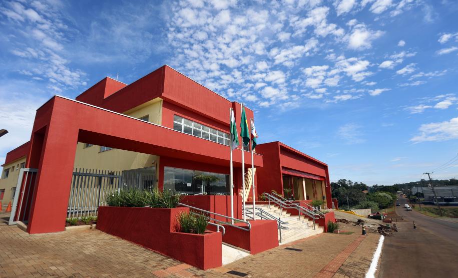 Governador inaugura sede do Corpo de Bombeiros e libera novos investimentos para Ivaiporã