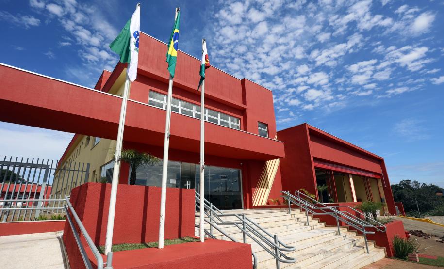 Governador inaugura sede do Corpo de Bombeiros e libera novos investimentos para Ivaiporã