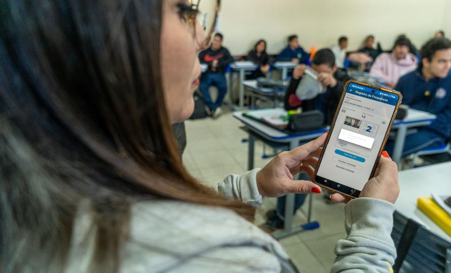 Tecnologia de reconhecimento facial na chamada chega a 1,6 mil colégios da rede estadual