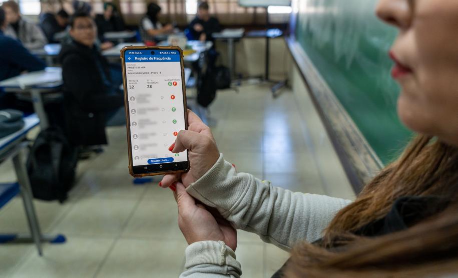 Tecnologia de reconhecimento facial na chamada chega a 1,6 mil colégios da rede estadual