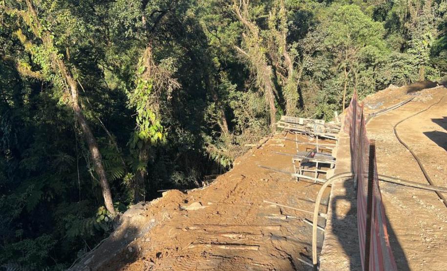 Obra na Graciosa tem frentes de trabalho em 4 km, com serviços de dia e de noite