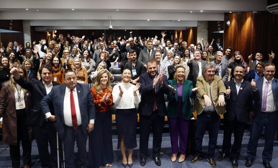 Governo lança programa que garante fraldas e absorventes a crianças e adolescentes