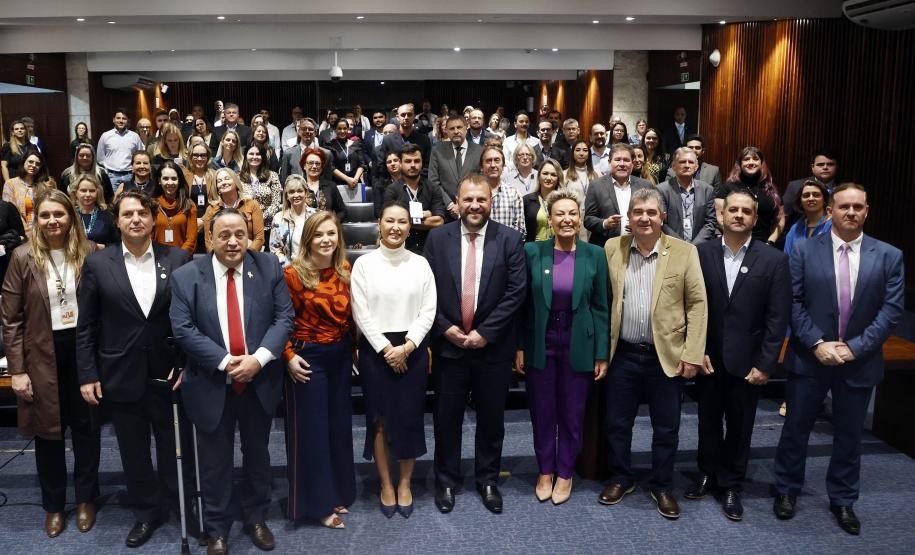 Governo lança programa que garante fraldas e absorventes a crianças e adolescentes