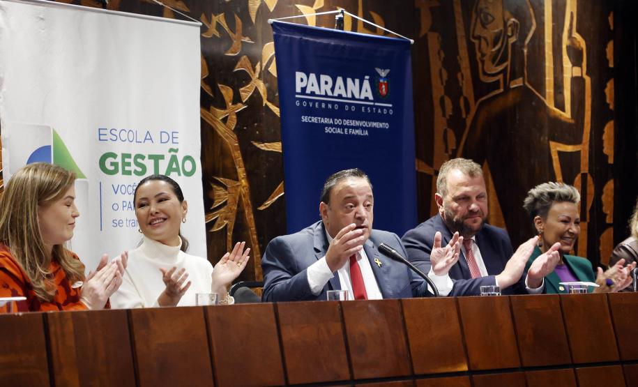 Governo lança programa que garante fraldas e absorventes a crianças e adolescentes