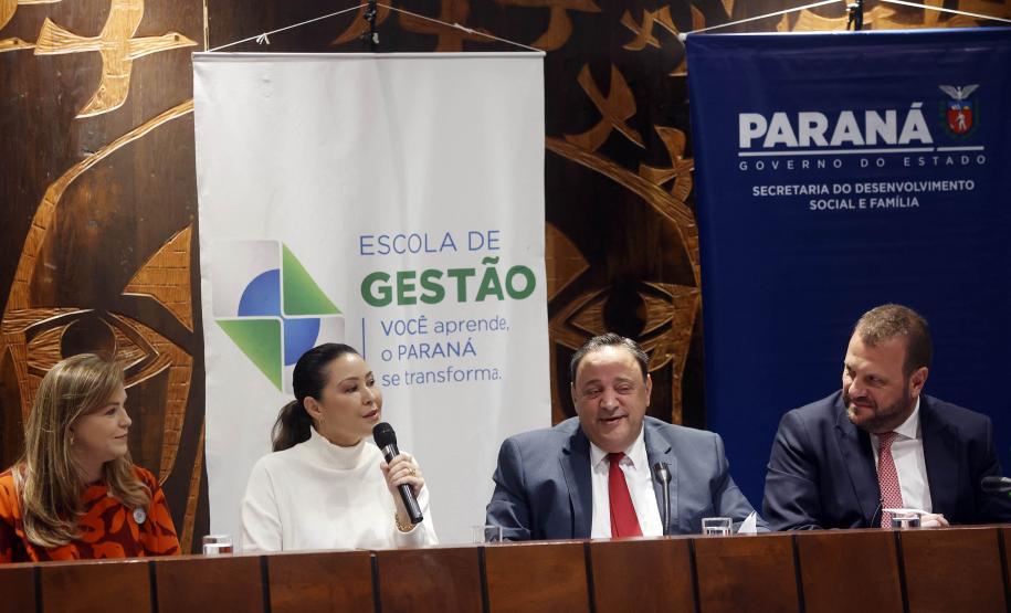 Governo lança programa que garante fraldas e absorventes a crianças e adolescentes