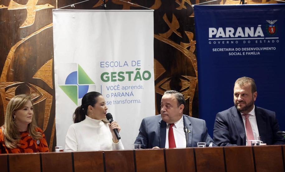 Governo lança programa que garante fraldas e absorventes a crianças e adolescentes