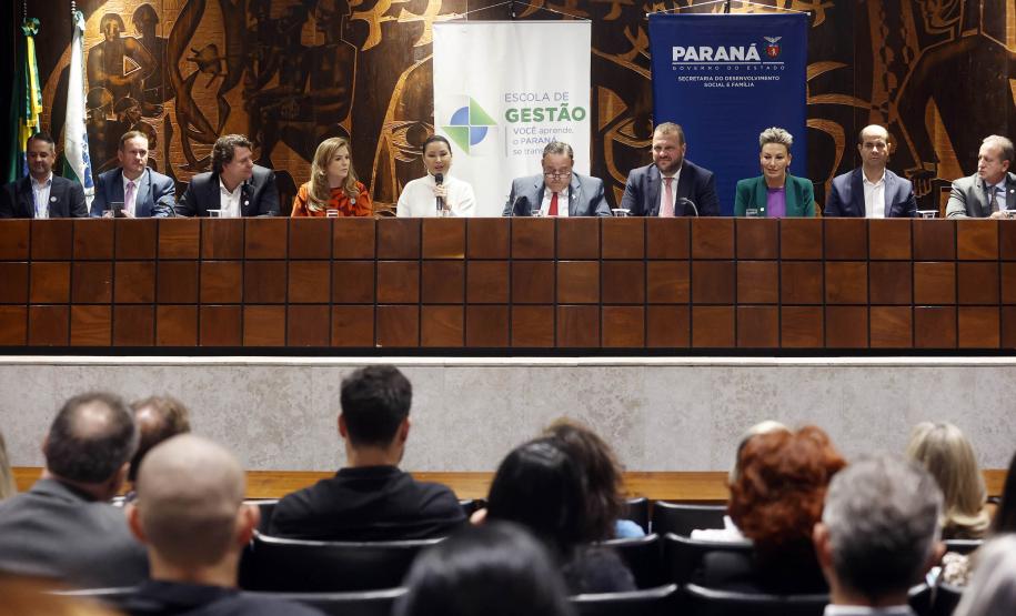 Governo lança programa que garante fraldas e absorventes a crianças e adolescentes