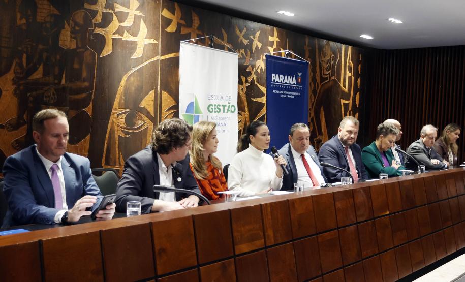 Governo lança programa que garante fraldas e absorventes a crianças e adolescentes