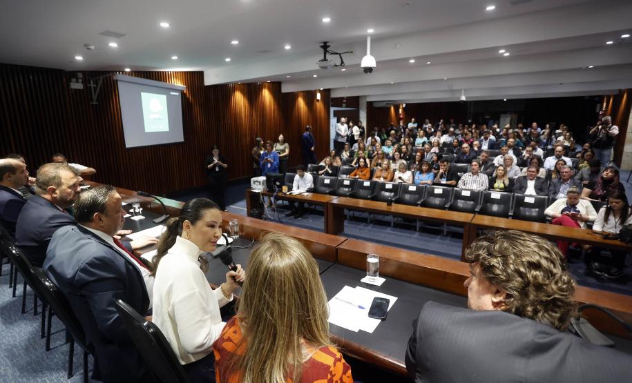 Governo lança programa que garante fraldas e absorventes a crianças e adolescentes