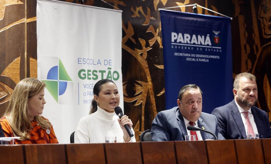 Governo lança programa que garante fraldas e absorventes a crianças e adolescentes