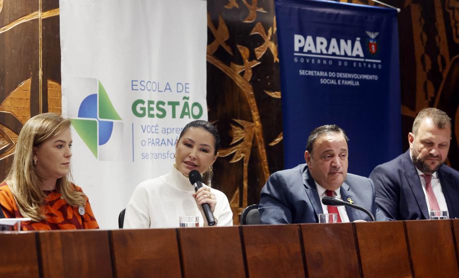 Governo lança programa que garante fraldas e absorventes a crianças e adolescentes