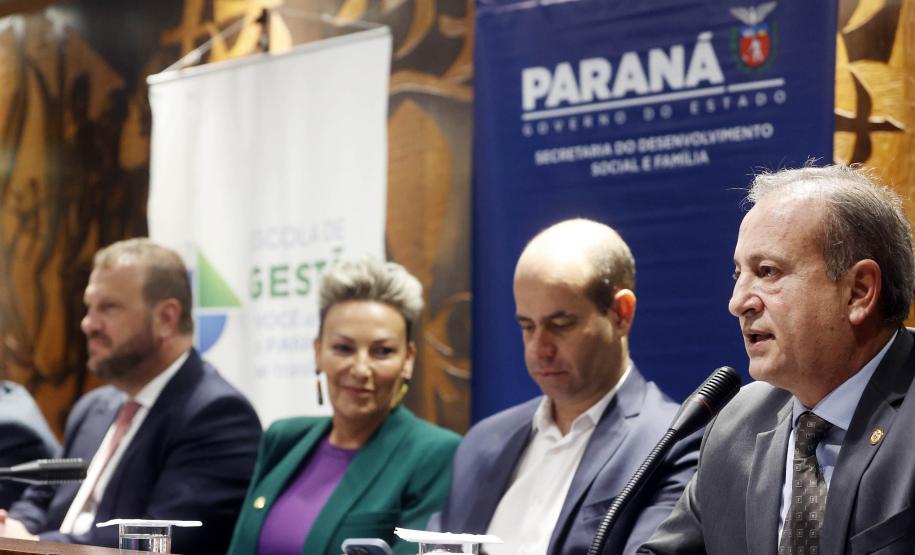 Governo lança programa que garante fraldas e absorventes a crianças e adolescentes