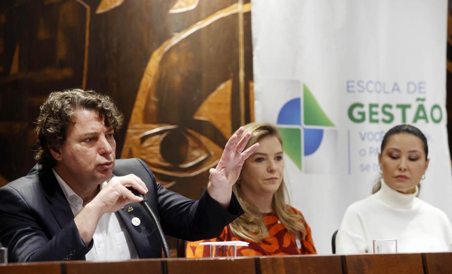 Governo lança programa que garante fraldas e absorventes a crianças e adolescentes